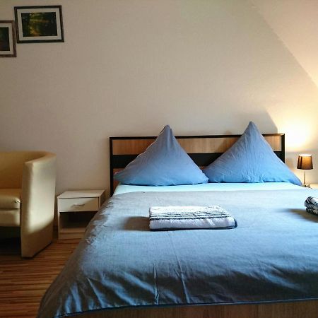 كونستانز Nest City - Not A Hotel, Private Room With Shared Showers, No Parking, Breakfast, Or Kitchen, Towels Available For A Fee, Check-In 4 Pm To 11 Pm المظهر الخارجي الصورة
