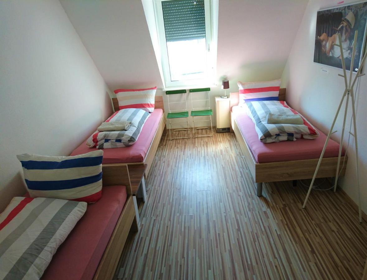 كونستانز Nest City - Not A Hotel, Private Room With Shared Showers, No Parking, Breakfast, Or Kitchen, Towels Available For A Fee, Check-In 4 Pm To 11 Pm المظهر الخارجي الصورة