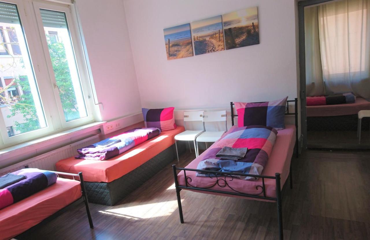 كونستانز Nest City - Not A Hotel, Private Room With Shared Showers, No Parking, Breakfast, Or Kitchen, Towels Available For A Fee, Check-In 4 Pm To 11 Pm المظهر الخارجي الصورة